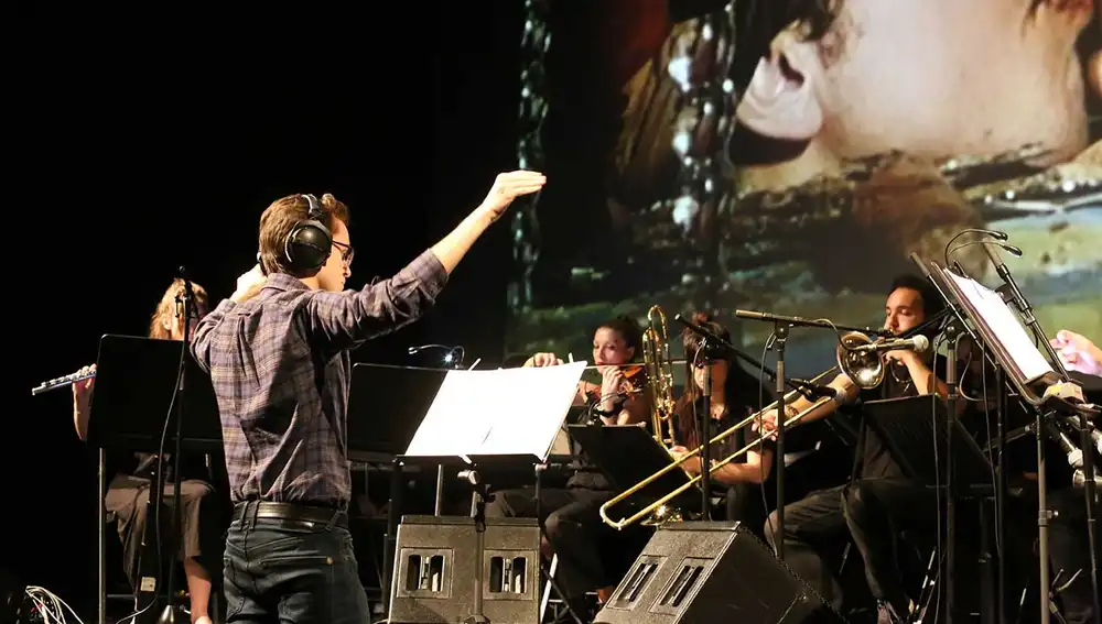 La formación se completa con experiencias prácticas como el Laboratorio Música e Imagen, en el que los estudiantes ponen música original a cortometrajes y dirigen a la orquesta en una muestra en directo.