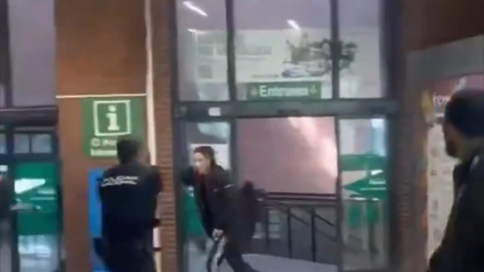 Un momento de la detención en la estación Plaza de Armas de Sevilla
