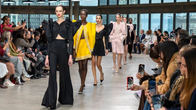Carolina Herrera propone siluetas femeninas, flores y volantes para el otoño