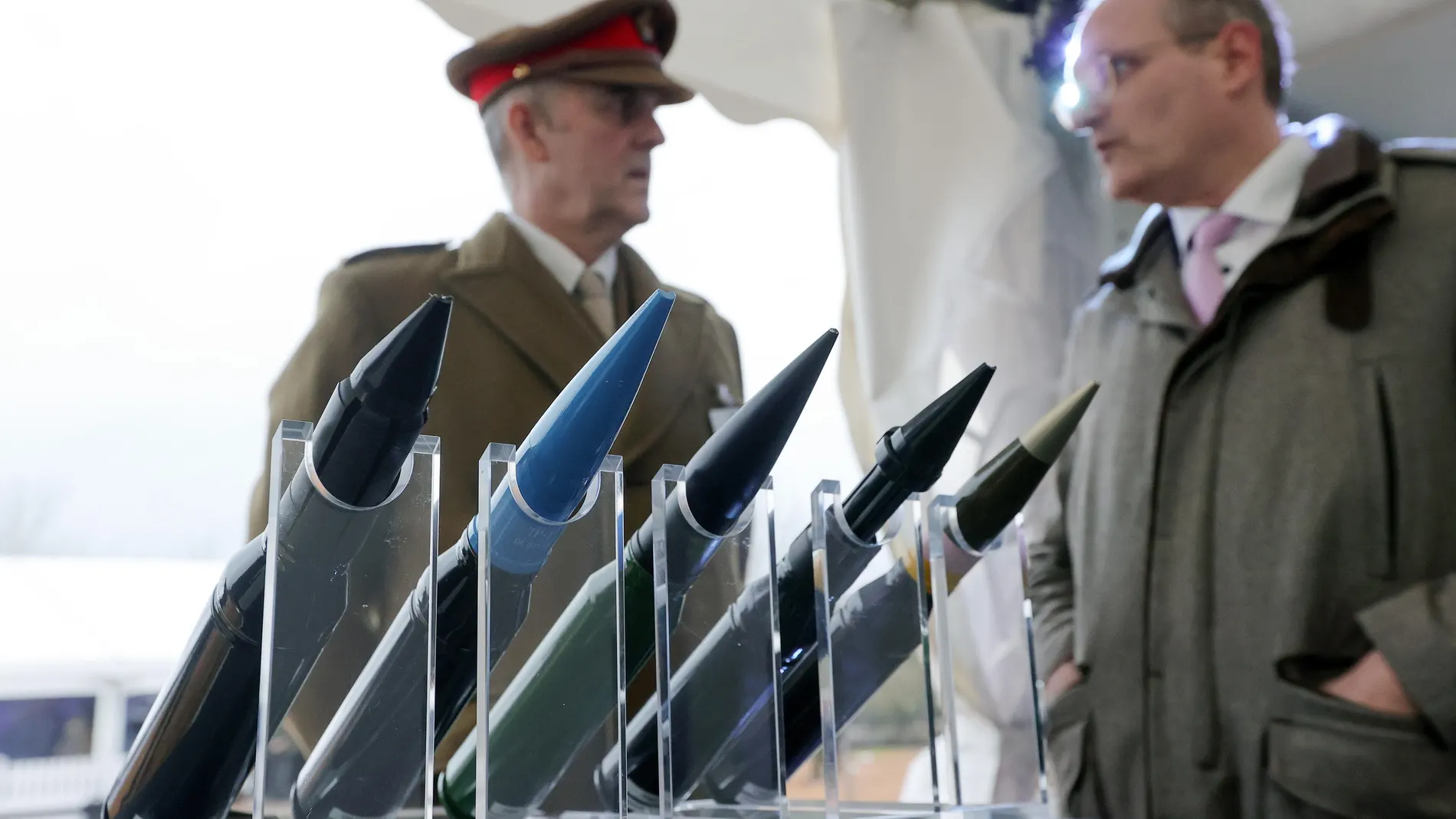 Un hombre junto a modelos de munición de calibre 35 mm para el tanque antiaéreo Gepard de la Bundeswehr durante la colocación de la primera piedra de la futura planta de municiones de Rheinmetall en la Baja Sajonia (Alemania)