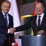 El canciller alemán, Olaf Scholz (izda.), estrecha la mano al primer ministro polaco, Donald Tusk