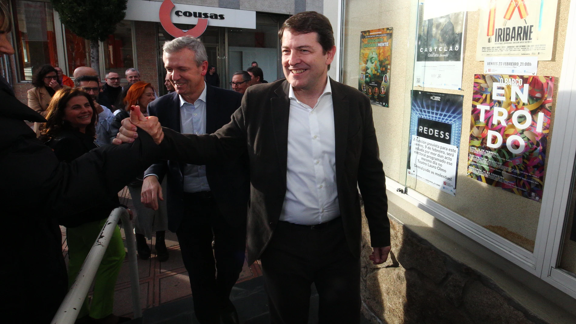 El líder del PP regional apoya al candidato popular gallego durante un mitin de campaña en Barco de Valdeorras (Orense)