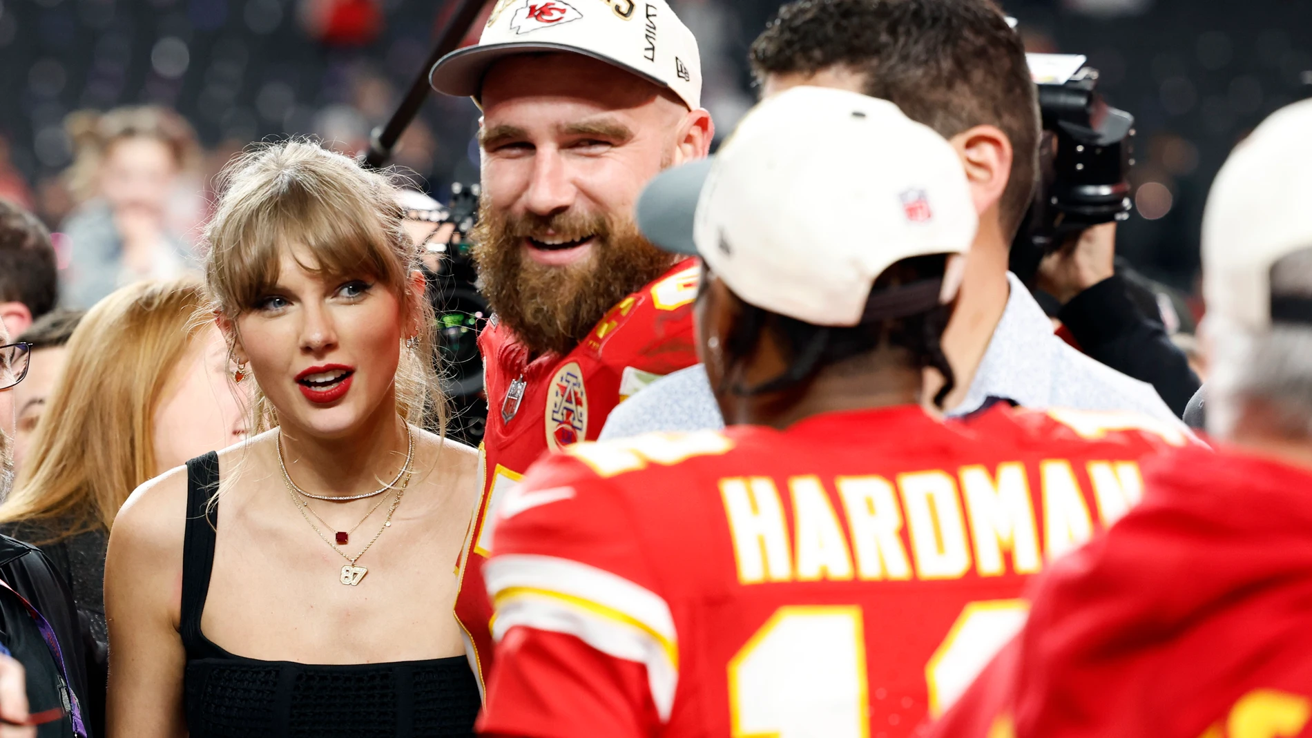 Las Vegas (United States), 12/02/2024.- Kansas City Chiefs tight end Travis Kelce (C) and US singer Taylor Swift (L) celebrate the Chiefs victory over the 49ers in the overtime of Super Bowl LVIII between the Kansas City Chiefs and the San Fransisco 49ers at Allegiant Stadium in Las Vegas, Nevada, USA, 11 February 2024. The Super Bowl is the annual championship game of the NFL between the AFC Champion and the NFC Champion and has been held every year since 1967. EFE/EPA/JOHN G. MABANGLO