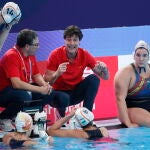 Miki Oca da instrucciones en un partido de España