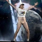 Windows95man durante su performance