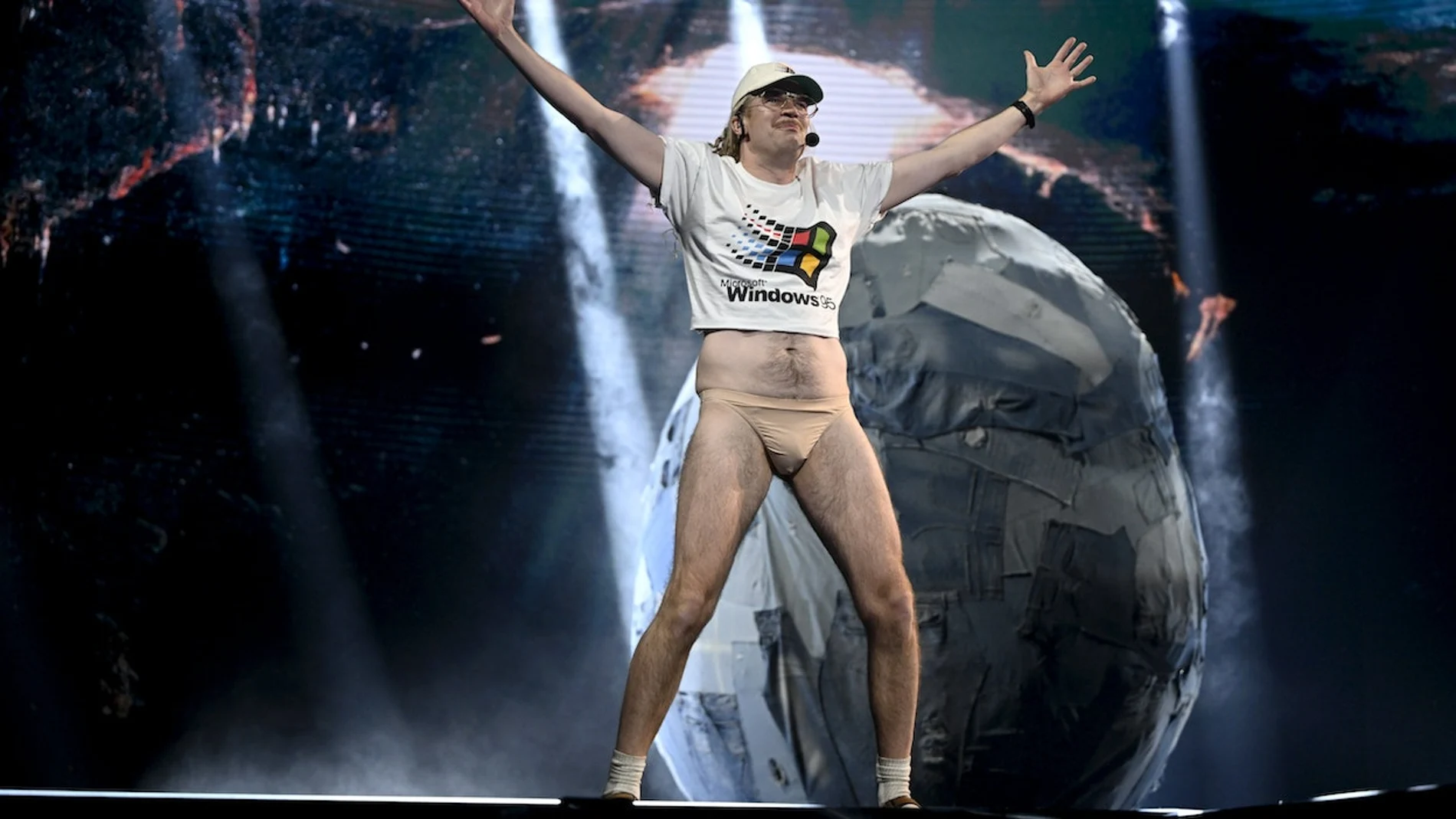 Windows95man durante su performance