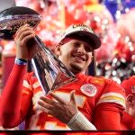 Patrick Mahomes, con el trofeo Vince Lombardi