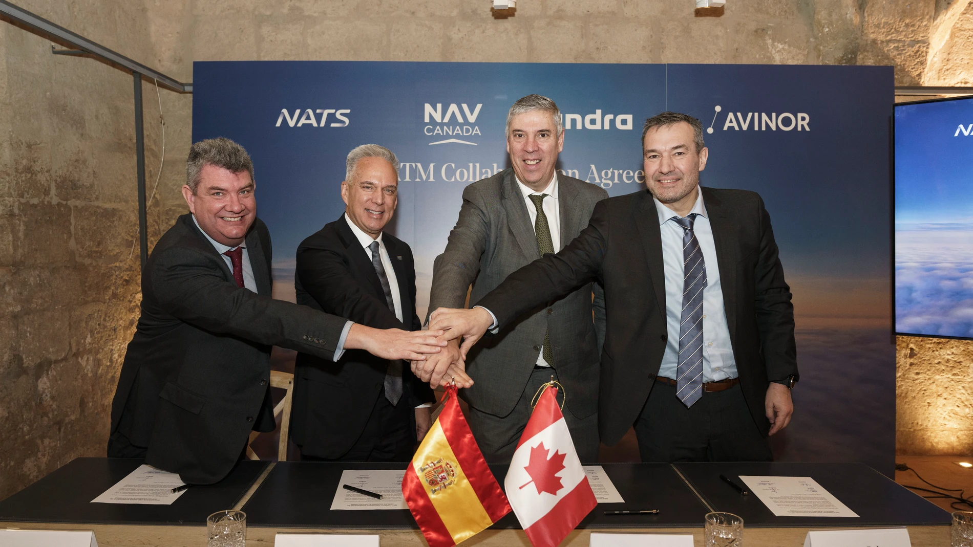 Imagen del cierre del acuerdo histórico firmado entre Indra y NAV CANADA