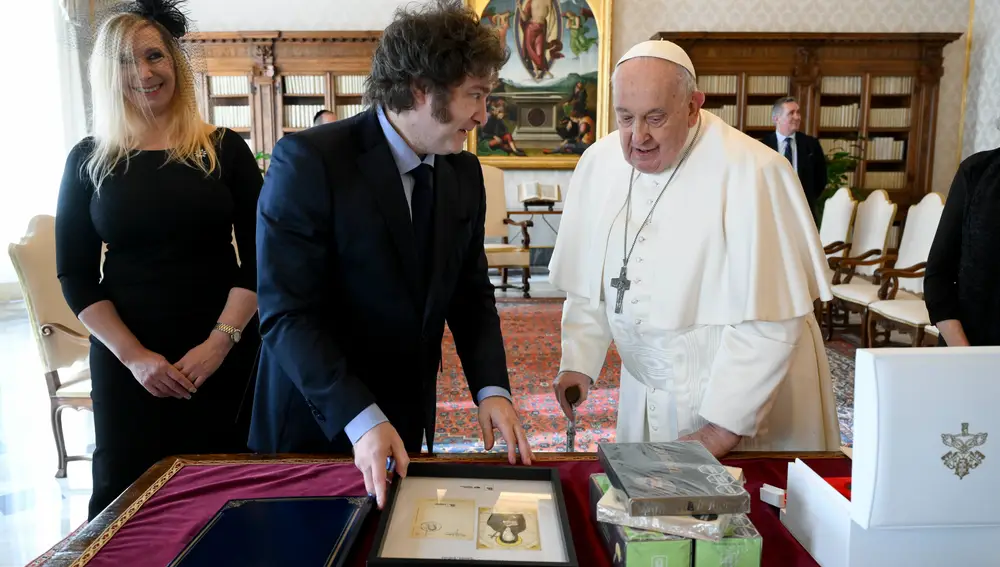 Milei se reunió una hora con el papa Francisco y le regaló alfajores y galletas de limón