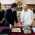 Milei se reunió una hora con el papa Francisco y le regaló alfajores y galletas de limón