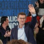 Alberto Núñez Feijóo interviene en un mitin junto al presidente provincial del PP de Pontevedra.