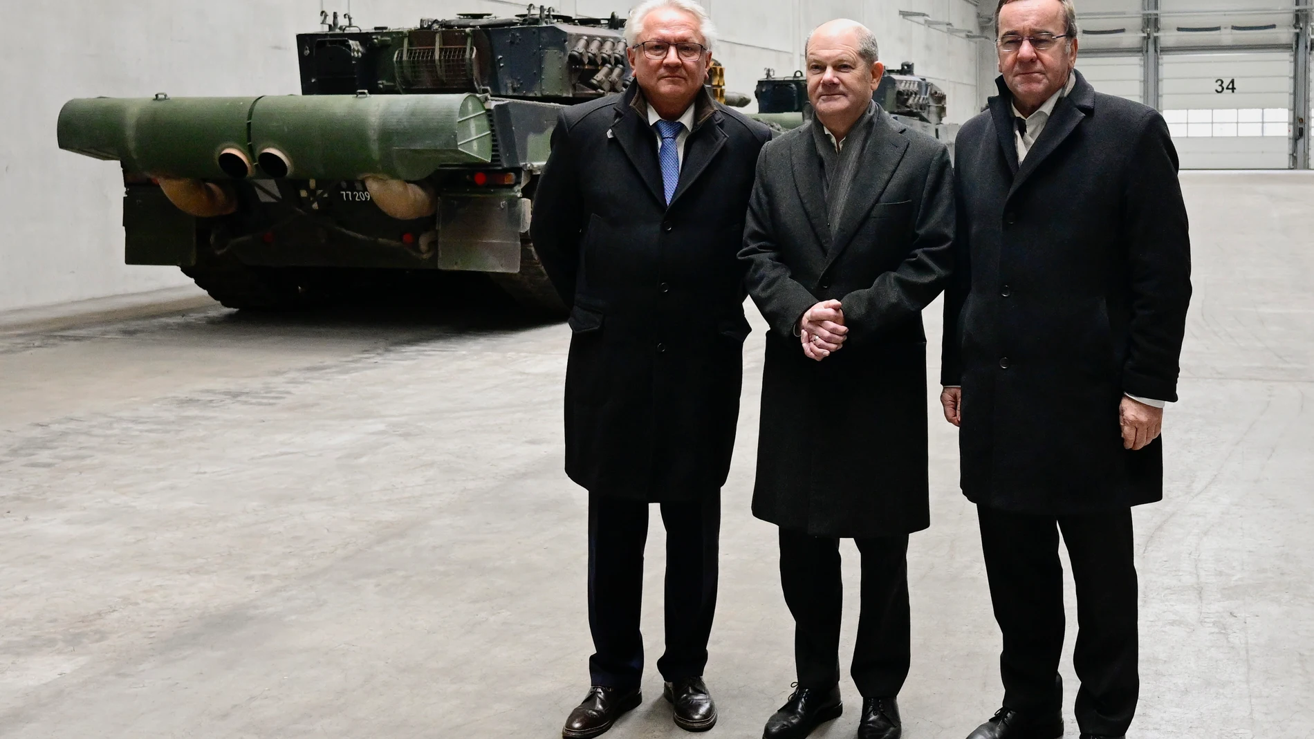 Unterluess (Germany), 12/02/2024.- German Chancellor Olaf Scholz (C), German Defence Minister Boris Pistorius (R) and CEO of Rheinmetall Armin Papperger pose by Leopard 2 tanks as they visit a production line at the future site of an arms factory where weapons maker Rheinmetall plans to produce artilleries from 2025, in Unterluess, Germany, 12 February 2024. (Alemania) EFE/EPA/FABIAN BIMMER / POOL