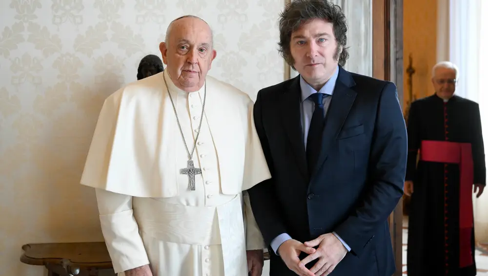 Milei se reunió una hora con el papa Francisco y le regaló alfajores y galletas de limón