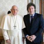 Milei se reunió una hora con el papa Francisco y le regaló alfajores y galletas de limón