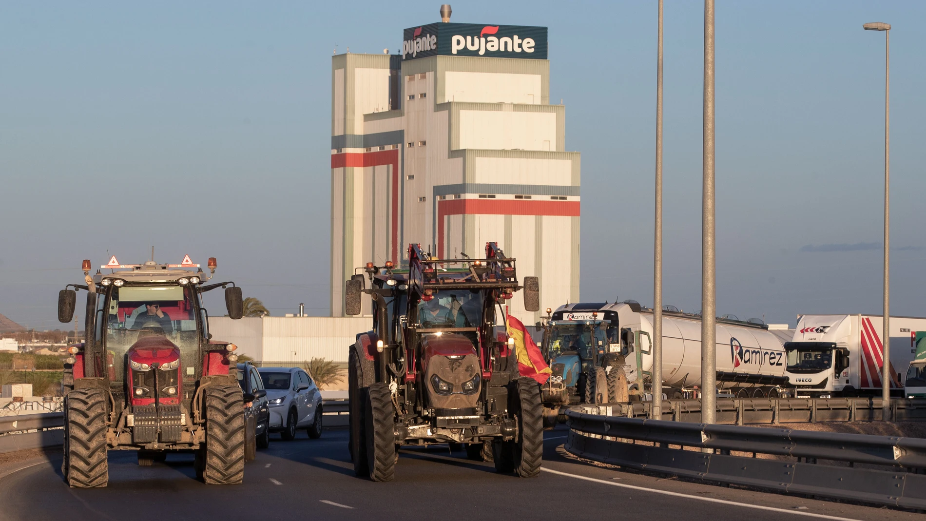 EL JIMENADO (MURCIA), 12/02/2024.- Medio centenar de vehículos entre tractores, camiones y turismos de agricultores que protestan están cortando el tráfico en ambos sentidos en la autovía 30 que conecta Murcia y Cartagena al colapsar la rotonda de acceso en El Jimenado (Torre Pacheco) y la autovía RM-2. EFE/Marcial Guillén