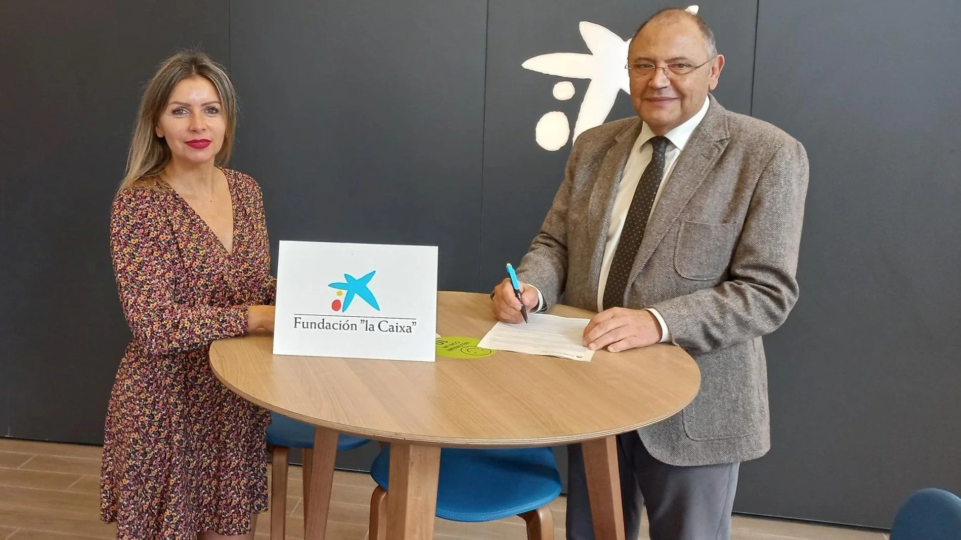 Remedios Miguel, subdirectora Store Salamanca, y Jesús Alberto Martín, presidente Aspace CyL