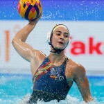 Paula Crespí se dispone a lanzar a la portería canadiense