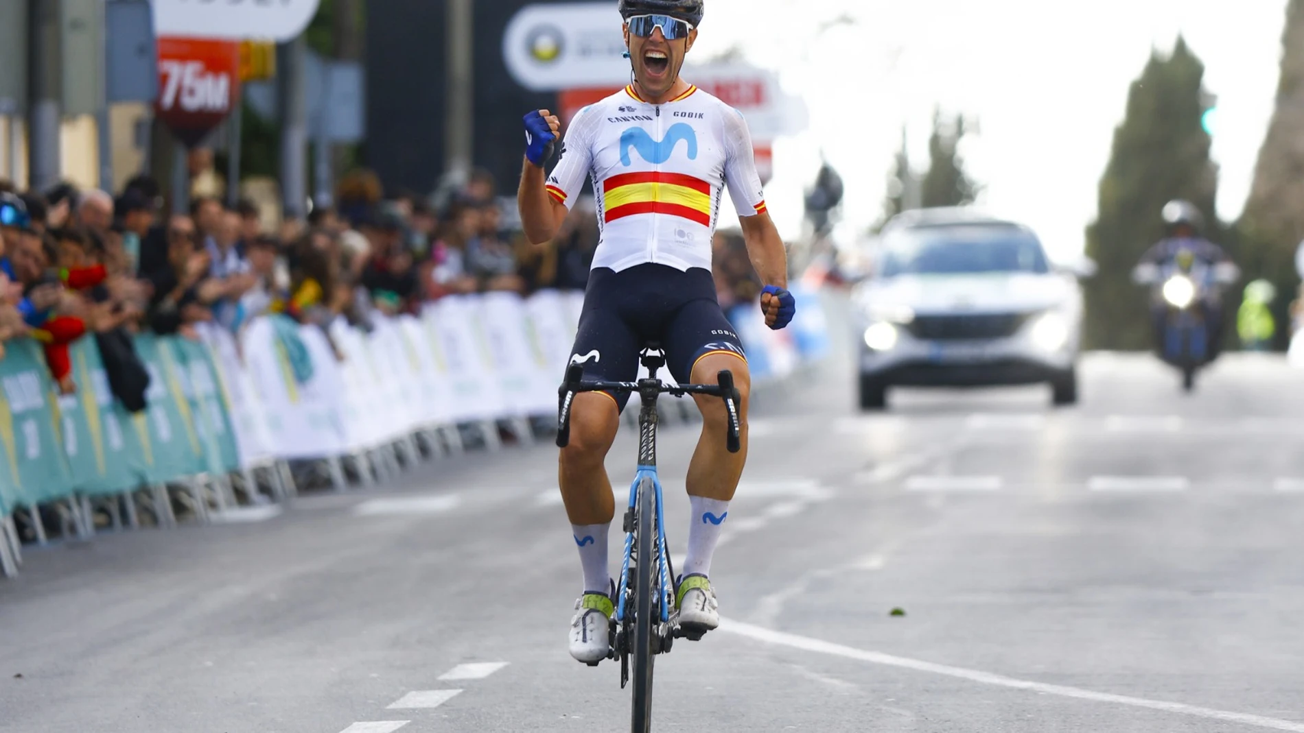 Lazkano celebra su triunfo en la Clásica de Jaén