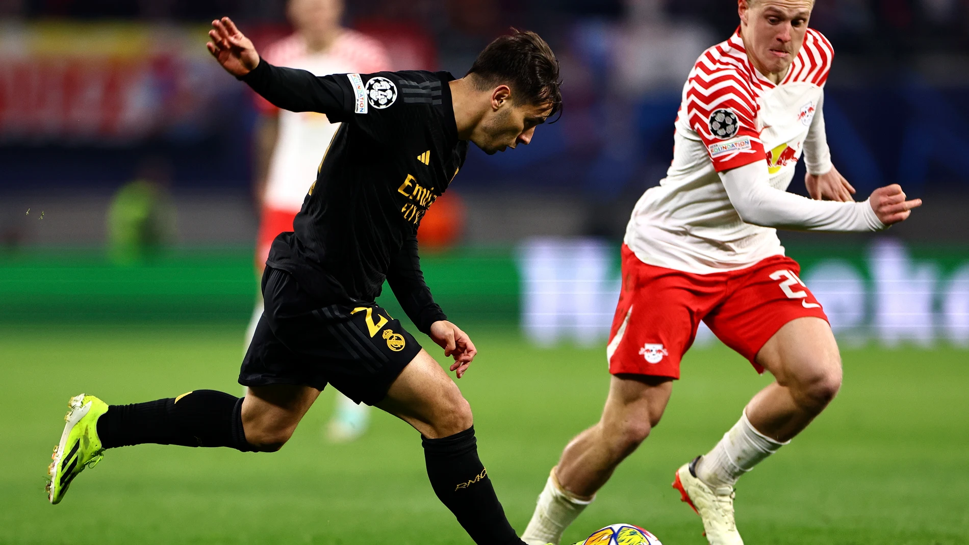 Leipzig (Germany), 13/02/2024.- Leipzig's Xaver Schlager (R) in action against Real Madrid'Äôs Brahim Diaz (L) during the UEFA Champions League Round of sixteen first leg soccer match between RB Leipzig and Real Madrid in Leipzig, Germany, 13 February 2024. (Liga de Campeones, Alemania) EFE/EPA/FILIP SINGER