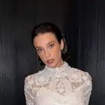 María Pedraza vestida de blanco.