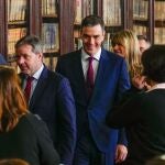 Pedro Sánchez y su mujer, ayer, llegan a un desfile de Devota y Lomba en el Ateneo de Madrid 