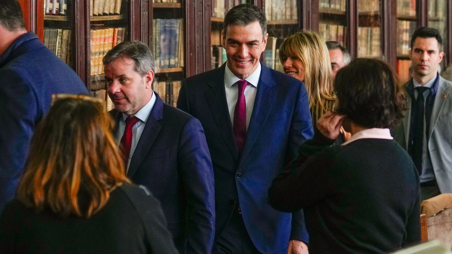 Pedro Sánchez y su mujer, ayer, llegan a un desfile de Devota y Lomba en el Ateneo de Madrid