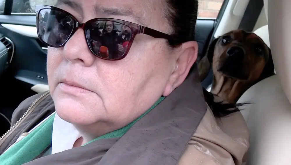María del Monte, inseparable del perro que le regaló Antonio Tejado tras el asalto a su casa