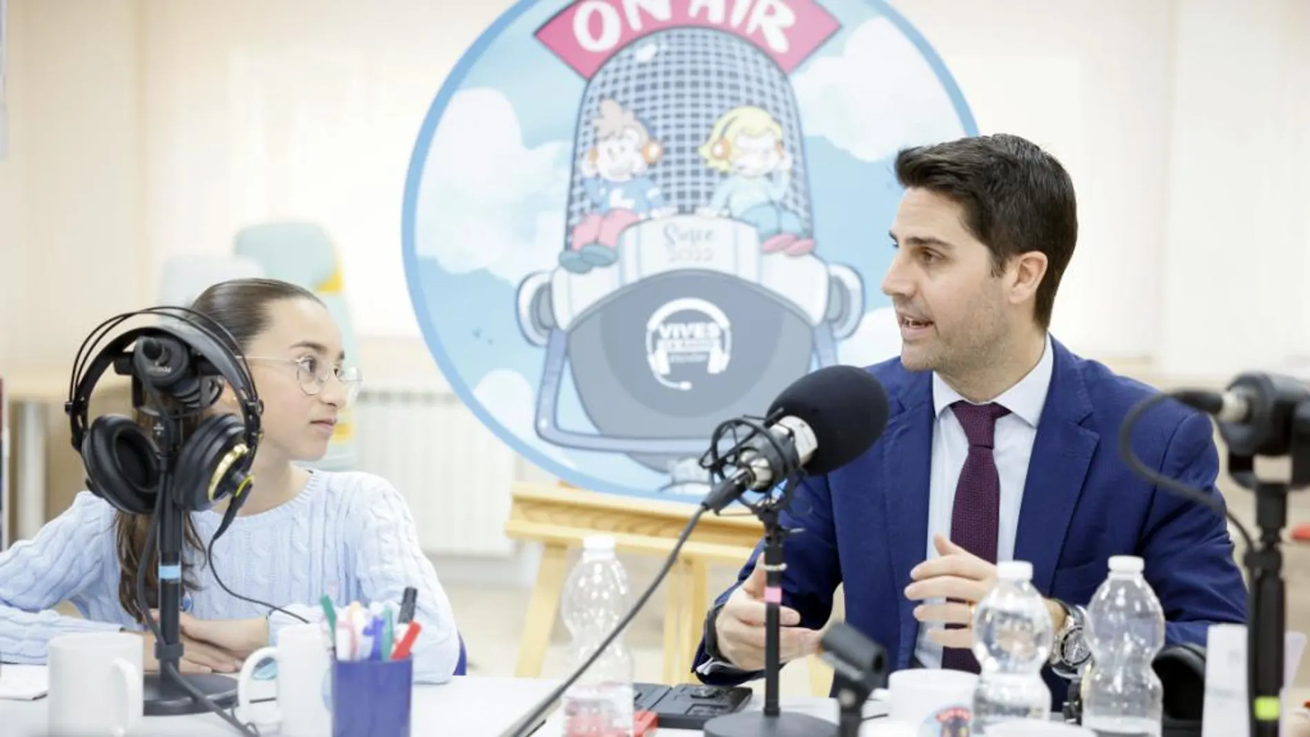 El consejero de Educación, Ciencia y Universidades, Emilio Viciana, junto a una alumna durante la presentación del proyecto 'Voces del Aula'