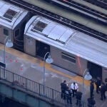 Agentes de la Policía de Nueva York en la estación de Mount Eden, donde se ha producido el tiroteo