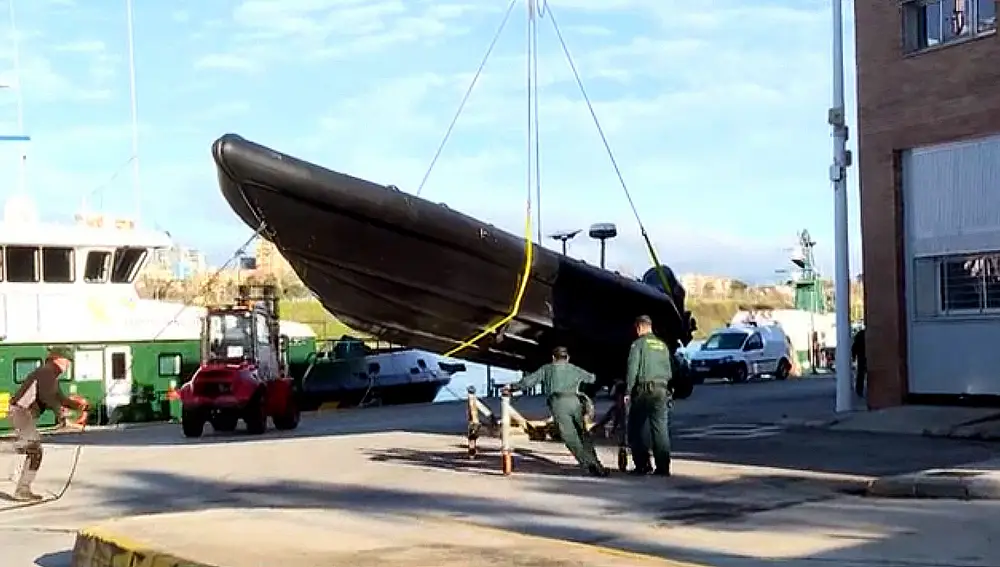 La narcolancha que partió en dos la zódiac en la que iban los dos agentes que han muerto en Barbate, Cádiz, ya se encuentra en el depósito del puerto de Algeciras, custodiada por la Guardia Civil.