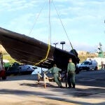 La narcolancha que partió en dos la zódiac en la que iban los dos agentes que han muerto en Barbate, Cádiz, ya se encuentra en el depósito del puerto de Algeciras, custodiada por la Guardia Civil.
