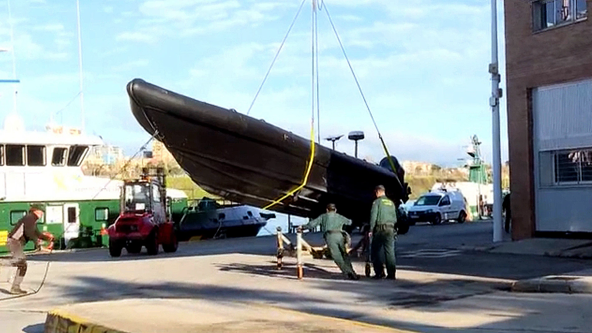 La narcolancha que partió en dos la zódiac en la que iban los dos agentes que han muerto en Barbate, Cádiz, ya se encuentra en el depósito del puerto de Algeciras, custodiada por la Guardia Civil.