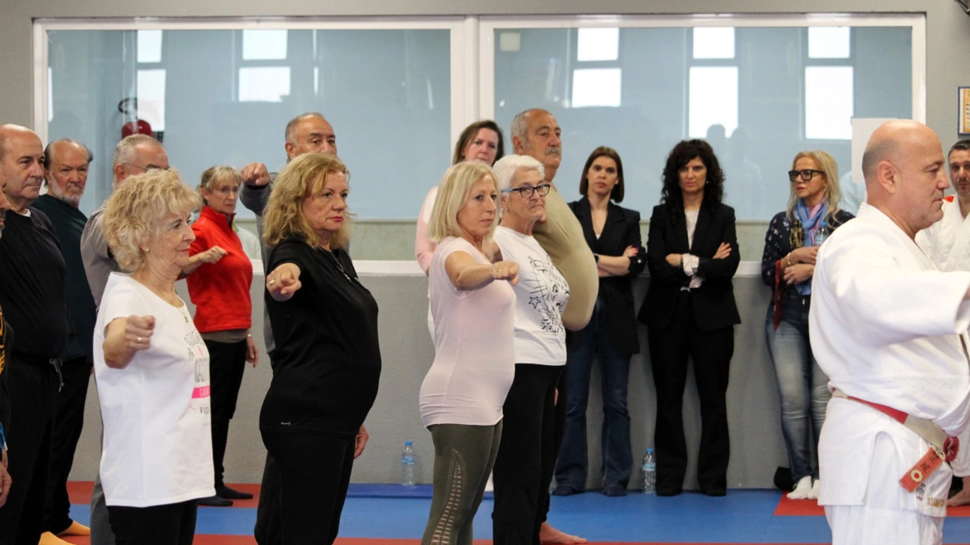 Personas mayores realizando judo en una de las primera clases en Alcalá de Henares