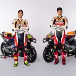Joan Mir y Luca Marini posan con sus nuevas Honda