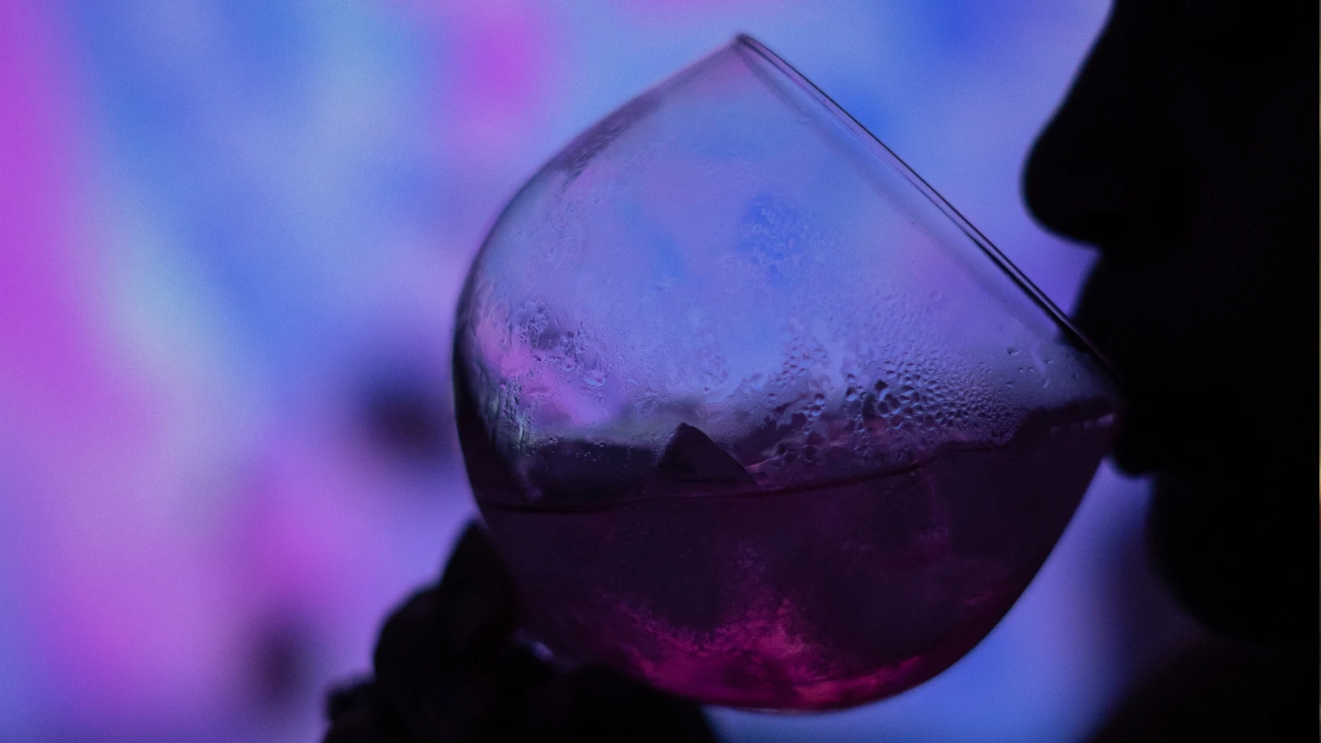 Tres jóvenes sufren intoxicación tras confundir un producto de limpieza con una botella de ginebra