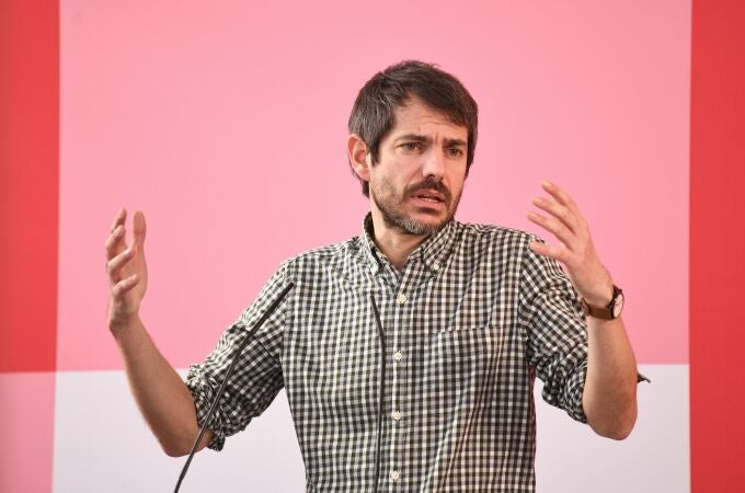 El portavoz de Sumar, Ernest Urtasun, durante una rueda de prensa, en el Espacio Rastro, a 12 de febrero de 2024, en Madrid (España). Durante su comparecencia, Urtasun, ha informado que los cinco ministros del Gobierno por Sumar van a participar en la manifestación de apoyo a Palestina el próximo sábado, 17 de febrero. Además, ha hablado sobre el apoyo a los agricultores, con el fin de luchar contra el cambio climático, distribuir mejor las rentas y rediseñar la política comercial. 12 FEBRERO 2024;SUMAR;RUEDA DE PRENSA;PALESTINA Fernando Sánchez / Europa Press 12/02/2024