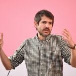 El portavoz de Sumar, Ernest Urtasun, durante una rueda de prensa, en el Espacio Rastro, a 12 de febrero de 2024, en Madrid (España). Durante su comparecencia, Urtasun, ha informado que los cinco ministros del Gobierno por Sumar van a participar en la manifestación de apoyo a Palestina el próximo sábado, 17 de febrero. Además, ha hablado sobre el apoyo a los agricultores, con el fin de luchar contra el cambio climático, distribuir mejor las rentas y rediseñar la política comercial. 12 FEBRERO 2024;SUMAR;RUEDA DE PRENSA;PALESTINA Fernando Sánchez / Europa Press 12/02/2024