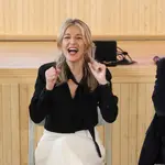 Yolanda Díaz con look en blanco y negro.