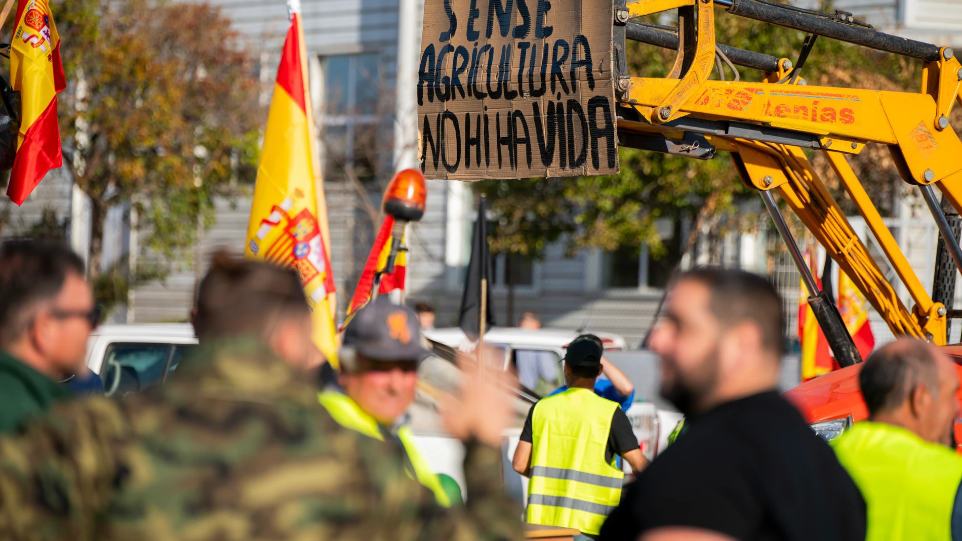 GRAFCVA8348. CASTELLÓN DE LA PLANA, 14/02/2024.- Detalle de un cartel con el lema "Sin agricultura no hay vida" durante la marcha con un centenar de tractores y otros vehículos agrícolas que se dirige este miércoles al centro de la ciudad de Castelló para entregar un manifiesto a la subdelegada del Gobierno, Antonia García, en el que reclaman la derogación de la normativa europea que podría, aseguran, acabar con la agricultura. EFE/Andreu Esteban