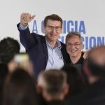El presidente del PP, Alberto Núñez Feijóo, con Luis Menor, líder del partido en Orense, ayer durante un mitin electoral del PPdeG en la Casa de Cultura de Pobra de Trives