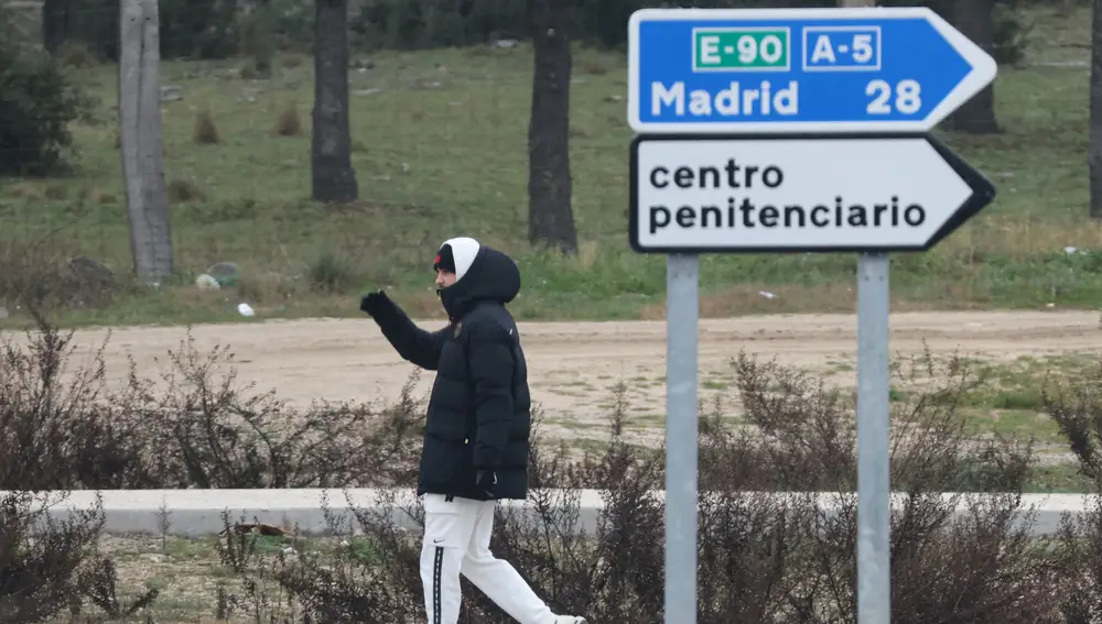 Carlo Costanzia sale de la cárcel