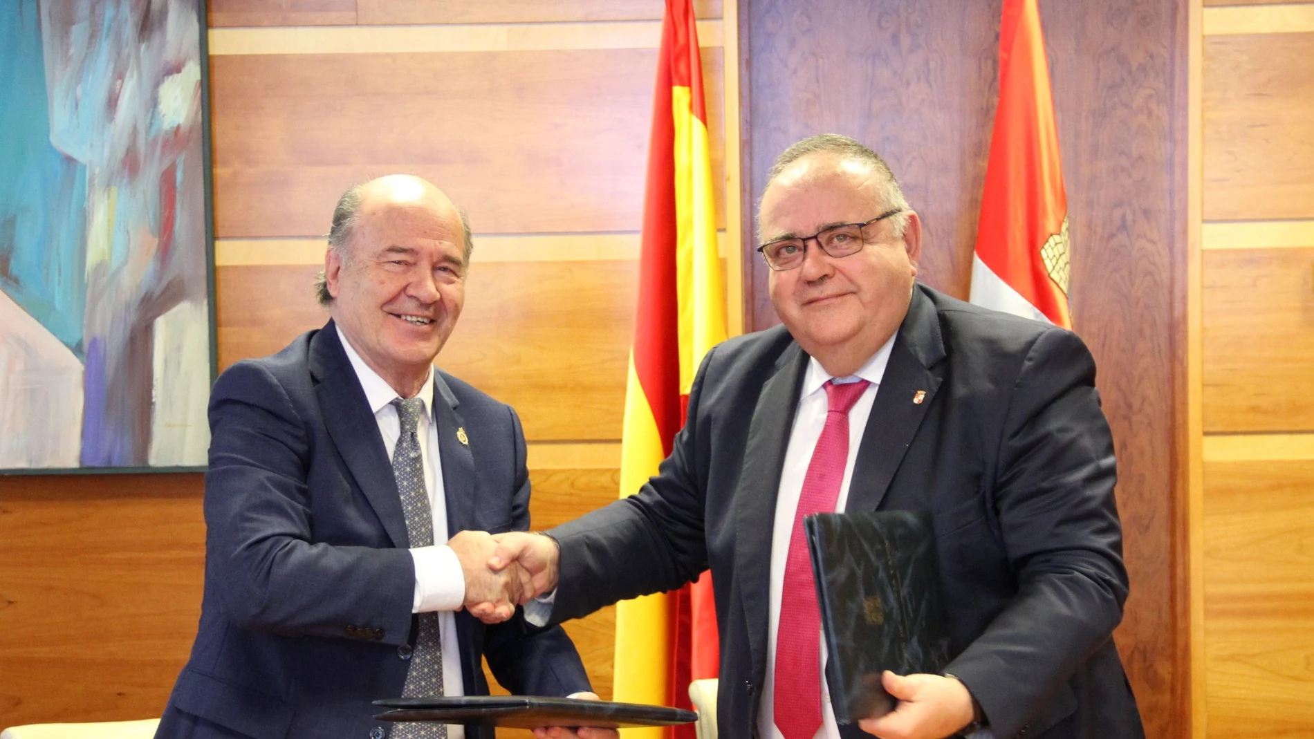 El consejero de Sanidad, Alejandro Vázquez Ramos, y el presidente del Sindicato Médico (CESM) de Castilla y León, José Luis Díaz Villarig, firman un acuerdo para incrementar la retribución por hora de guardia de los MIR que se están formando en Sacyl