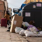 Basura fuera de los cubos en Usera. David Jar
