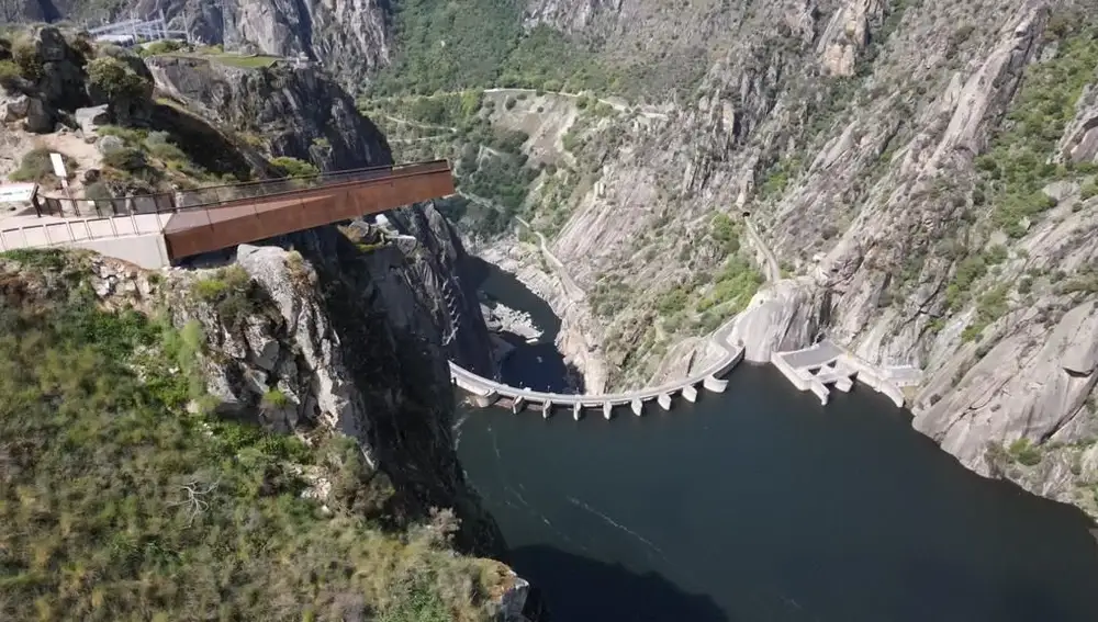 Mirador del Fraile en Aldeadávila de la Ribera, con la presa emblema de Franco al fondo
