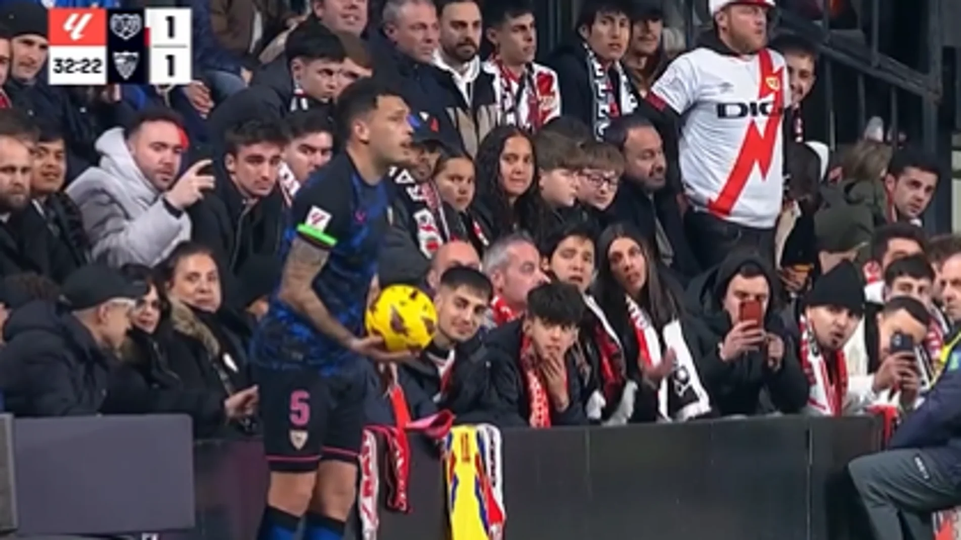Multa de 6.000 euros para el menor que metió el dedo en el culo a Ocampos en el Rayo-Sevilla