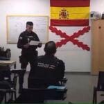 Bandera con una cruz de Borgoña en una comisaría de Policía en Las Palmas de Gran Canaria
