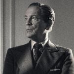 John Malkovich da vida a Lucien Lelong en "New Look", la nueva serie de Apple sobre Christian Dior y Coco Chanel en el París ocupado por los nazis