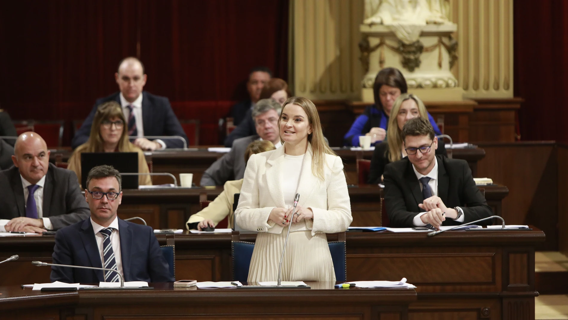 La presidenta del Govern, Marga Prohens, en una sesión ordinaria del pleno del Parlament balear CAIB 13/02/2024
