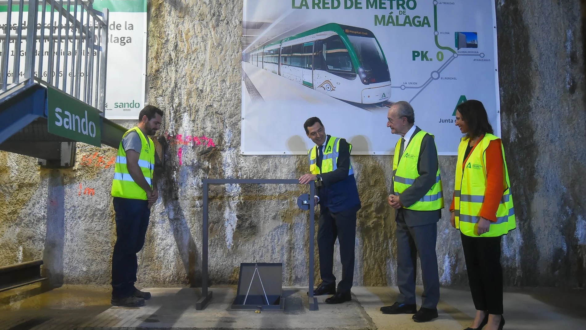 El presidente de la Junta, Juanma Moreno, y el alcalde, Francisco de la Torre, en el acto con motivo del inicio de las obras del tramo Guadalmedina-calle Hilera, prolongación de la línea 2 del metro EUROPA PRESS/ÁLEX ZEA 14/02/2024