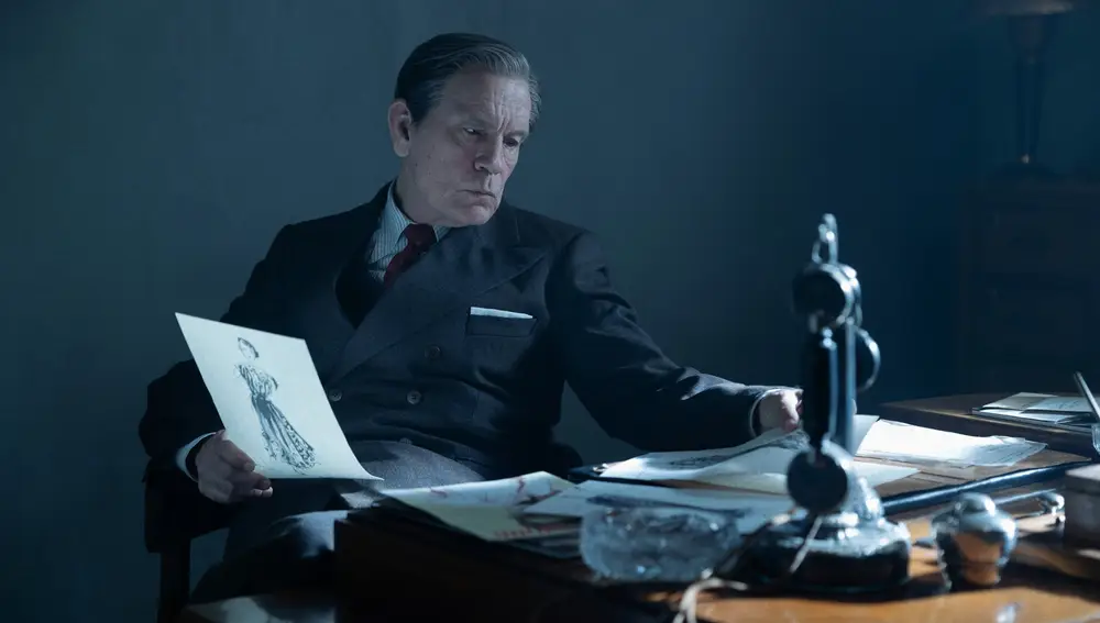 John Malkovich como Lucien Lelong en "New Look"